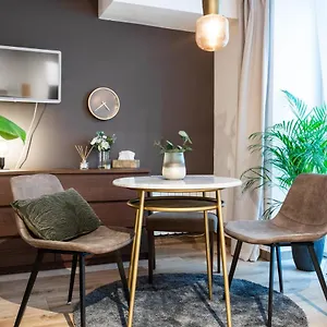 Cozy Modern In Prague's Absolute Center Appartamento